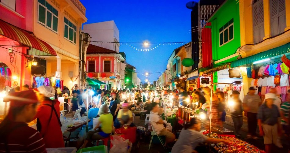 Night Markets in Mumbai: Where Shopping Meets Midnight Snacks