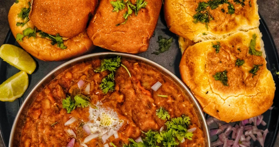 Best Vada Pav Corners That Locals Swear By in Mumbai