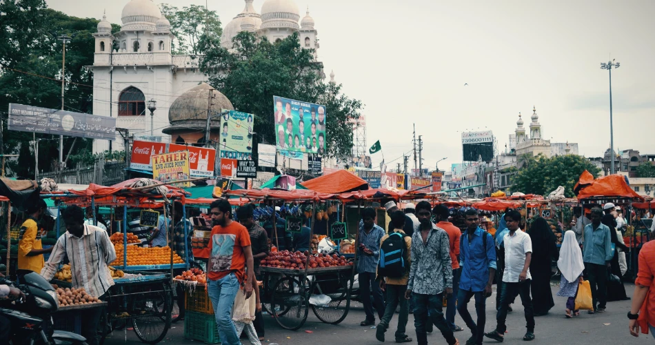 Best Vada Pav Corners That Locals Swear By in Mumbai