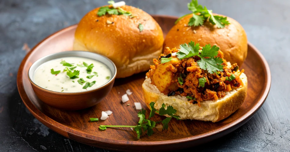 Best Vada Pav Corners That Locals Swear By in Mumbai